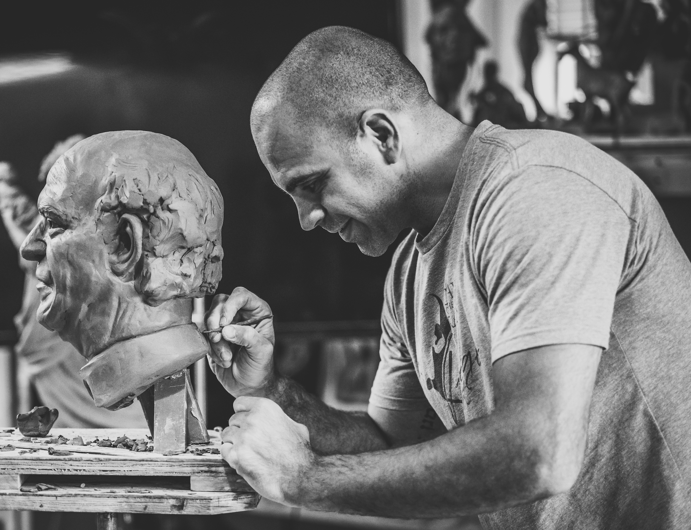 Rodrigo sculpting his father, Arnaldo Artilheiro